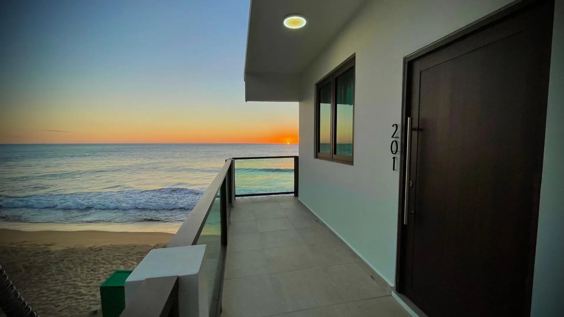 1 Corcega Beachfront Suites Rincón
