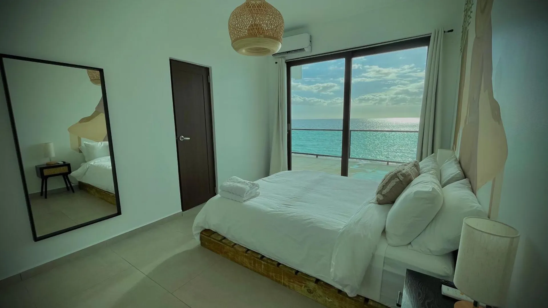 1 Corcega Beachfront Suites リンコン プエルトリコ