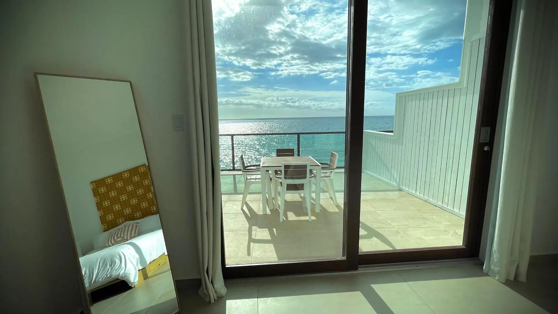1 Corcega Beachfront Suites Rincón