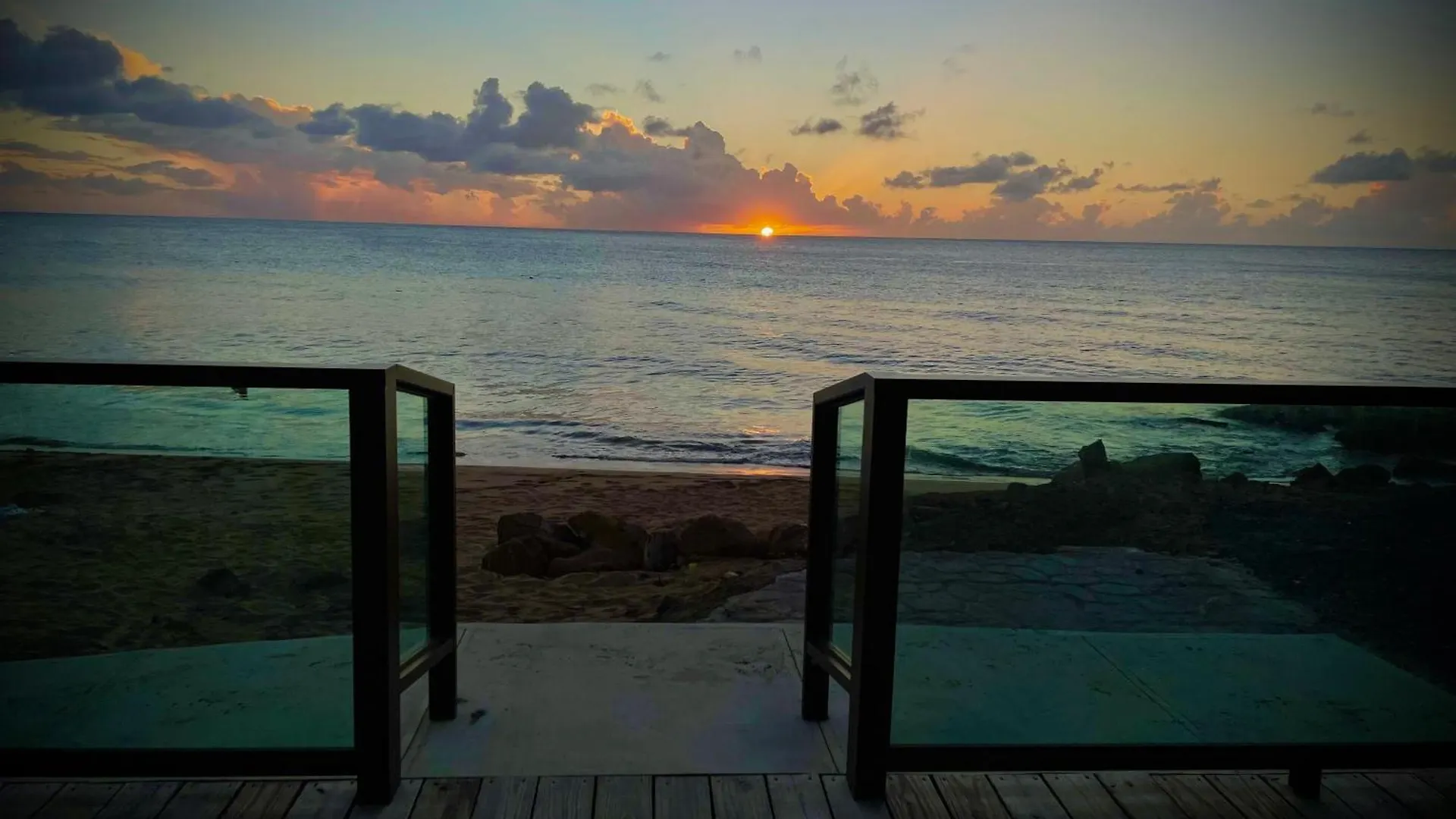 1 Corcega Beachfront Suites Rincón Pensión